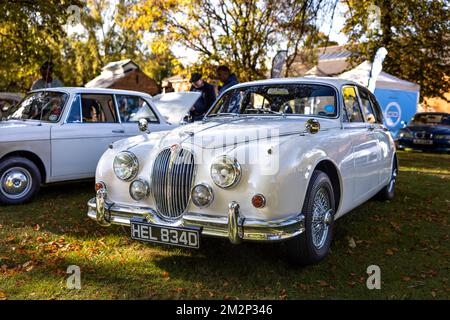 1966 Jaguar Mark 2 „HEL 834D“ wird am 9.. Oktober 2022 auf der Oktober-Scramble im Bicester Heritage Centre ausgestellt. Stockfoto