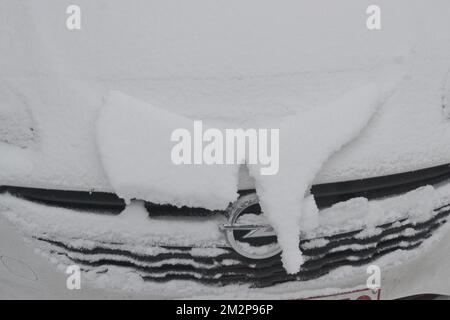 Die Abbildung zeigt Schnee, der von einem Auto fällt, in La Louviere, Belgien, Mittwoch, 30. Januar 2019. Belgien hat einen neuen Schneesturm erlitten. BELGA-FOTO Stockfoto