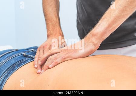 Physiotherapist While Working On A Young Woman Back In Studio Stockfoto