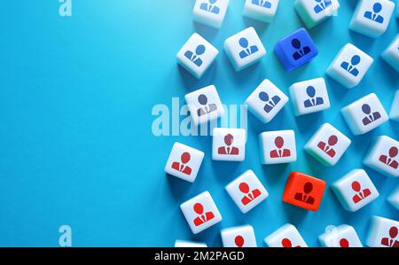 Zwei Führungskräfte konkurrieren, um Follower um sich zu sammeln. Zwei gegensätzliche Lager. Konflikt im Team. Wettbewerb um Führung. Einteilung in Meinungen, spli Stockfoto