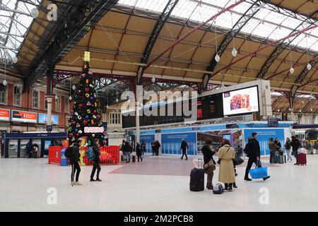 Pendler in Victoria Station, London, Großbritannien Stockfoto