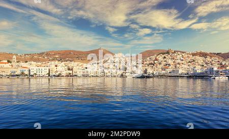 Boote im Hafen von Hermoupolis auf der Insel Syros, Griechenland Stockfoto