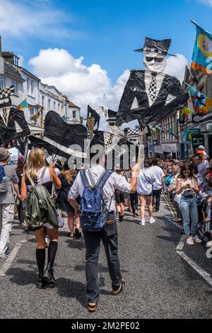 Große Figuren aus Plastik und Papier, die während der Feierlichkeiten zum Mazey Day im Rahmen des Golowan Festivals in Penzance in Cornwall getragen wurden. Stockfoto