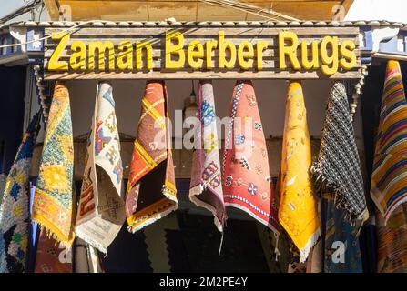 Traditionelle Berberteppiche hängen an einem Außenshop in der Medina-Gegend von Essaouira, Marokko, Nordafrika Stockfoto