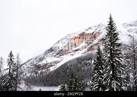Rote Dolomiten-Felsen in Cortina D'Ampezzo, Italien Stockfoto