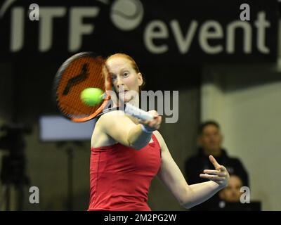 Die belgische Alison Van Uytvanck spielt einen Vorsprung bei einem Tennisspiel zwischen der belgischen Alison Van Uytvanck und der französischen Caroline Garcia, dem ersten Gummi des Fed-Cup-Tennistreffens zwischen Belgien und Frankreich, dem Viertelfinale der Weltgruppe am Samstag, den 09. Februar 2019 in Lüttich. BELGA FOTO BENOIT DOPPPAGNE Stockfoto