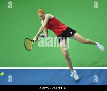 Die belgische Alison Van Uytvanck spielt eine Rückhand bei einem Tennisspiel zwischen der belgischen Alison Van Uytvanck und der französischen Caroline Garcia, dem ersten Gummi des Fed-Cup-Tennistreffens zwischen Belgien und Frankreich, dem Viertelfinale der Weltgruppe am Samstag, den 09. Februar 2019 in Lüttich. BELGA FOTO BENOIT DOPPPAGNE Stockfoto