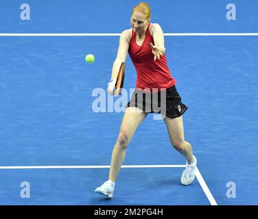 Die belgische Alison Van Uytvanck spielt eine Rückhand bei einem Tennisspiel zwischen der belgischen Alison Van Uytvanck und der französischen Caroline Garcia, dem ersten Gummi des Fed-Cup-Tennistreffens zwischen Belgien und Frankreich, dem Viertelfinale der Weltgruppe am Samstag, den 09. Februar 2019 in Lüttich. BELGA FOTO BENOIT DOPPPAGNE Stockfoto