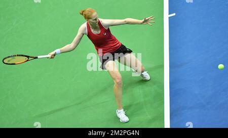 Die belgische Alison Van Uytvanck spielt einen Vorsprung bei einem Tennisspiel zwischen der belgischen Alison Van Uytvanck und der französischen Caroline Garcia, dem ersten Gummi des Fed-Cup-Tennistreffens zwischen Belgien und Frankreich, dem Viertelfinale der Weltgruppe am Samstag, den 09. Februar 2019 in Lüttich. BELGA FOTO BENOIT DOPPPAGNE Stockfoto