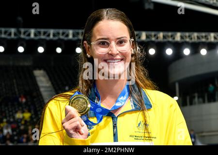 Melbourne, Australien. 14.. Dezember 2022. Kaylee McKeown aus Australien zeigt die Goldmedaille nach dem Wettkampf im Backstroke Women Final 100m während der FINA Swimming Short Course World Championships im Melbourne Sports and Aquatic Centre in Melbourne, Australien, am 14.. Dezember 2022. Foto Giorgio Scala/Deepbluemedia/Insidefoto Credit: Insidefoto di andrea staccioli/Alamy Live News Stockfoto