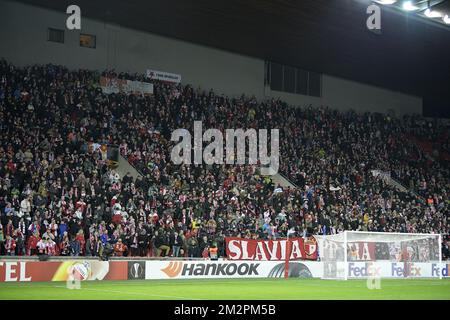 Slaviens Fans wurden zu Beginn eines Fußballspiels zwischen dem tschechischen Verein SK Slavia Praha und dem belgischen Team KRC Genk, der ersten Etappe der 1/16 Finale (Runde 32) im Europa-League-Wettbewerb, Donnerstag, den 14. Februar 2019 in Prag, Tschechische Republik, dargestellt. BELGA FOTO YORICK JANSENS Stockfoto