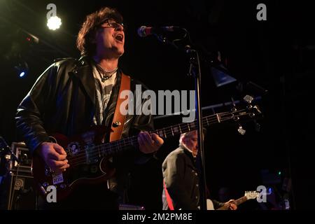 Oxford, Vereinigtes Königreich. 12., Dezember 2022. Die englische Rockband The Chameleons führt ein Live-Konzert in der O2 Academy Oxford in Oxford auf. Hier sehen Sie den Sänger und Bassspieler Mark Burgess live auf der Bühne. (Foto: Gonzales Photo – per-Otto Oppi). Stockfoto