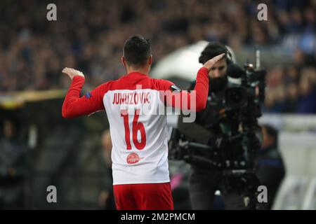 Der Salzburger Zlatko Junuzovic feiert nach einem Tor während eines Fußballspiels zwischen dem belgischen Mannschaftsclub Brügge KV und dem österreichischen Verein FC Red Bull Salzburg, der ersten Etappe der 1/16 Finale (Runde 32) im Europa League-Wettbewerb am Donnerstag, den 14. Februar 2019 in Brügge. BELGA FOTO BRUNO FAHY Stockfoto