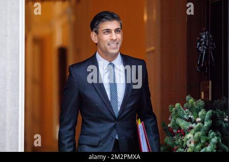 Downing Street, London, Großbritannien. 14.. Dezember 2022 Der britische Premierminister, Rishi Sunak, fährt von der Downing Street Nr. 10 ab, um an einer Sitzung mit Fragen des Premierministers (PMQ) im Unterhaus teilzunehmen. Foto: Amanda Rose/Alamy Live News Stockfoto