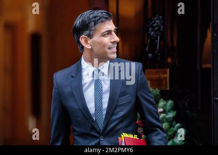 Downing Street, London, Großbritannien. 14.. Dezember 2022 Der britische Premierminister, Rishi Sunak, fährt von der Downing Street Nr. 10 ab, um an einer Sitzung mit Fragen des Premierministers (PMQ) im Unterhaus teilzunehmen. Foto: Amanda Rose/Alamy Live News Stockfoto