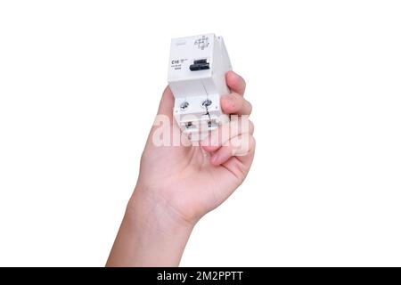 Eine Frau wechselt eine automatische Sicherung in einem elektrischen Schaltschrank, isoliert auf weißem Hintergrund. Selbstreparatur und -Austausch von elektrischen Anlagen in Stockfoto
