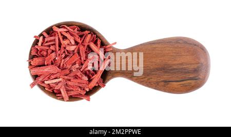 Rote Sandelholz-Räucherspäne in Holzlöffel, isoliert auf weißem Hintergrund. Sanderswood, Rubyholz oder rote saunders. Draufsicht Stockfoto