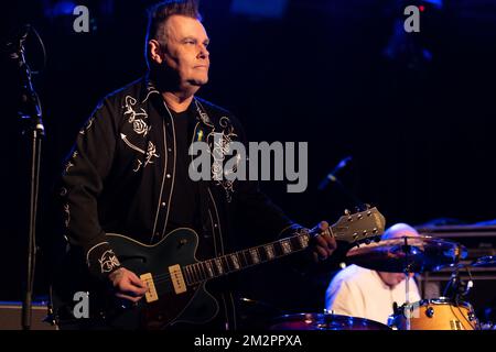 Oxford, Vereinigtes Königreich. 12., Dezember 2022. Die englische Post-Punk-Band The Membranes führt ein Live-Konzert in der O2 Academy Oxford in Oxford auf. Hier wird der Gitarrist Peter Byrchmore live auf der Bühne gesehen. (Foto: Gonzales Photo – per-Otto Oppi). Stockfoto