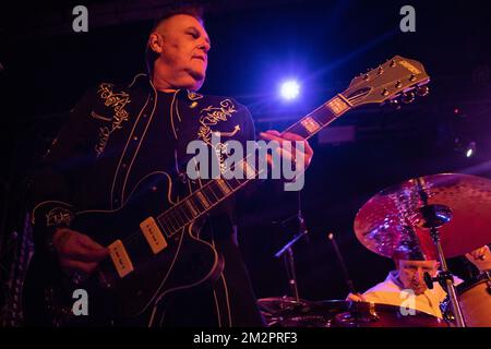 Oxford, Vereinigtes Königreich. 12., Dezember 2022. Die englische Post-Punk-Band The Membranes führt ein Live-Konzert in der O2 Academy Oxford in Oxford auf. Hier wird der Gitarrist Peter Byrchmore live auf der Bühne gesehen. (Foto: Gonzales Photo – per-Otto Oppi). Stockfoto