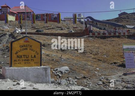 Internationale Grenze und eigentliche Kontrolllinie zwischen indien und china am nathu la Pass wird das erbitterte Schlachtfeld von 1967 zu einem beliebten Touristenziel Stockfoto