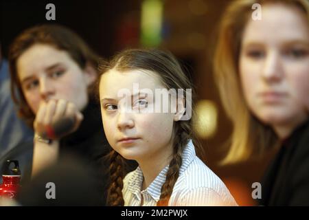Klimaaktivistin Anuna De Wever, schwedische Klimaaktivistin Greta Thunberg und Klimaaktivistin Kyra Gantois, die auf einer Pressekonferenz im Anschluss an einen von "Youth for Climate" organisierten Studentenstreik vorgestellt wurden und die Schüler drängen, Kurse zu schwänzen, um gegen mangelndes Klimabewusstsein zu protestieren, Donnerstag, den 21. Februar 2019 in Brüssel. Das ist das siebte Mal in Folge, dass die Jugendlichen am Donnerstag auf die Straße gehen. Die Aktion ist inspiriert vom „Schulstreik“ der schwedischen 15-jährigen Greta, die sich heute den Protesten in Brüssel anschließt. BELGA FOTO NICOLAS MAETERLINCK Stockfoto