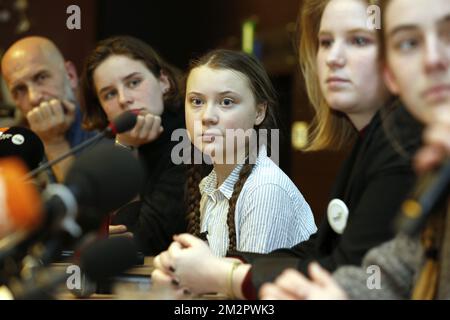 NIC Balthazar, Klimaaktivistin Anuna De Wever, schwedische Klimaaktivistin Greta Thunberg und Klimaaktivistin Kyra Gantois, die auf einer Pressekonferenz im Anschluss an eine von "Jugend für Klima" organisierte Schülerstreikaktion vorgestellt wurden, in der die Schüler aufgefordert wurden, Unterricht zu schwänzen, um gegen mangelndes Klimaschutzbewusstsein zu protestieren, Donnerstag, den 21. Februar 2019 in Brüssel. Das ist das siebte Mal in Folge, dass die Jugendlichen am Donnerstag auf die Straße gehen. Die Aktion ist inspiriert vom „Schulstreik“ der schwedischen 15-jährigen Greta, die sich heute den Protesten in Brüssel anschließt. BELGA FOTO NICOLAS MAETERLINCK Stockfoto