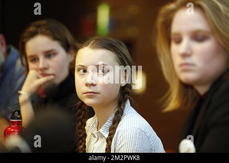 Klimaaktivistin Anuna De Wever, schwedische Klimaaktivistin Greta Thunberg und Klimaaktivistin Kyra Gantois, die auf einer Pressekonferenz im Anschluss an einen von "Youth for Climate" organisierten Studentenstreik vorgestellt wurden und die Schüler drängen, Kurse zu schwänzen, um gegen mangelndes Klimabewusstsein zu protestieren, Donnerstag, den 21. Februar 2019 in Brüssel. Das ist das siebte Mal in Folge, dass die Jugendlichen am Donnerstag auf die Straße gehen. Die Aktion ist inspiriert vom „Schulstreik“ der schwedischen 15-jährigen Greta, die sich heute den Protesten in Brüssel anschließt. BELGA FOTO NICOLAS MAETERLINCK Stockfoto