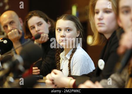 NIC Balthazar, Klimaaktivistin Anuna De Wever, schwedische Klimaaktivistin Greta Thunberg und Klimaaktivistin Kyra Gantois, die auf einer Pressekonferenz im Anschluss an eine von "Jugend für Klima" organisierte Schülerstreikaktion vorgestellt wurden, in der die Schüler aufgefordert wurden, Unterricht zu schwänzen, um gegen mangelndes Klimaschutzbewusstsein zu protestieren, Donnerstag, den 21. Februar 2019 in Brüssel. Das ist das siebte Mal in Folge, dass die Jugendlichen am Donnerstag auf die Straße gehen. Die Aktion ist inspiriert vom „Schulstreik“ der schwedischen 15-jährigen Greta, die sich heute den Protesten in Brüssel anschließt. BELGA FOTO NICOLAS MAETERLINCK Stockfoto