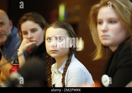 Klimaaktivistin Anuna De Wever, schwedische Klimaaktivistin Greta Thunberg und Klimaaktivistin Kyra Gantois, die auf einer Pressekonferenz im Anschluss an einen von "Youth for Climate" organisierten Studentenstreik vorgestellt wurden und die Schüler drängen, Kurse zu schwänzen, um gegen mangelndes Klimabewusstsein zu protestieren, Donnerstag, den 21. Februar 2019 in Brüssel. Das ist das siebte Mal in Folge, dass die Jugendlichen am Donnerstag auf die Straße gehen. Die Aktion ist inspiriert vom „Schulstreik“ der schwedischen 15-jährigen Greta, die sich heute den Protesten in Brüssel anschließt. BELGA FOTO NICOLAS MAETERLINCK Stockfoto