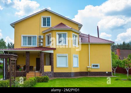 Hinterhofhaus mit großem Garten an einem sonnigen Tag Stockfoto