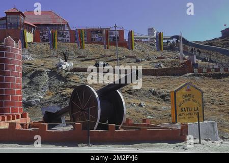 Internationale Grenze und eigentliche Kontrolllinie zwischen indien und china am nathu la Pass wird das erbitterte Schlachtfeld von 1967 zu einem beliebten Touristenziel Stockfoto