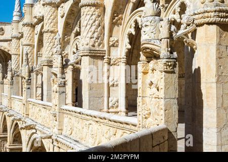 Skulptur, Innenhof des zweistöckigen Klosters, Mosteiro dos Jéronimos (Kloster der Hieronymiten), Belem, Lissabon, Portugal, UNESCO World Herita Stockfoto