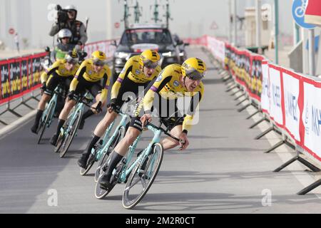 Team Jumbo-Visma Riders in Aktion während der ersten Etappe des Radrennens „UAE Tour“ 2019, einem Team-Time-Test 16km auf der Al Hudayriat Island in Abu Dhabi, Vereinigte Arabische Emirate, Sonntag, 24. Februar 2019. Die diesjährige Ausgabe findet vom 24. Februar bis zum 2. März statt. BELGA FOTO YUZURU SUNADA FRANCE RAUS Stockfoto