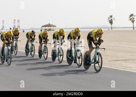 Team Jumbo-Visma Riders in Aktion während der ersten Etappe des Radrennens „UAE Tour“ 2019, einem Team-Time-Test 16km auf der Al Hudayriat Island in Abu Dhabi, Vereinigte Arabische Emirate, Sonntag, 24. Februar 2019. Die diesjährige Ausgabe findet vom 24. Februar bis zum 2. März statt. BELGA FOTO YUZURU SUNADA FRANCE RAUS Stockfoto