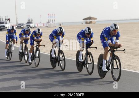 Deceuninck - Quick-Step-Fahrer in Aktion während der ersten Etappe des Radrennens „UAE Tour“ 2019, einem 16km-km-Teamversuch auf der Al Hudayriat Island in Abu Dhabi, Vereinigte Arabische Emirate, Sonntag, 24. Februar 2019. Die diesjährige Ausgabe findet vom 24. Februar bis zum 2. März statt. BELGA FOTO YUZURU SUNADA FRANCE RAUS Stockfoto