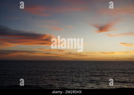 Die Sonne geht unter und die Welt atmet tief ein. Es ist an der Zeit, langsamer zu fahren und die einfachen Dinge im Leben zu genießen. Es ist Zeit für Geh nach Hause. Stockfoto