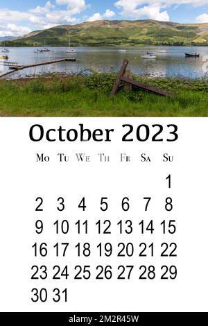 Kalenderkarte für 2023. Druckbarer vertikaler Wandkalender, die Woche beginnt am Montag. Schottland, Großbritannien. Wunderschöne Berglandschaft. Stockfoto