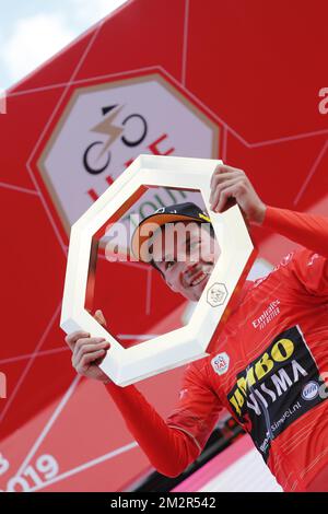 Der slowenische Primoz Roglic vom Team Jumbo-Visma feiert auf dem Podium, nachdem er in der letzten Etappe des Radrennens „UAE Tour“ 2019 den allgemeinen Rang gewonnen hat, 145 km vom Dubai Safari Park zum City Walk, Vereinigte Arabische Emirate, Samstag, 02. März 2019. Die diesjährige Ausgabe findet vom 24. Februar bis zum 2. März statt. BELGA FOTO YUZURU SUNADA FRANCE RAUS Stockfoto
