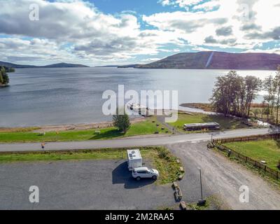 Blick auf die Berge und das Meer auf dem campingplatz skuleberget Caravan Camping in Hoga Kusten Schweden. Stockfoto