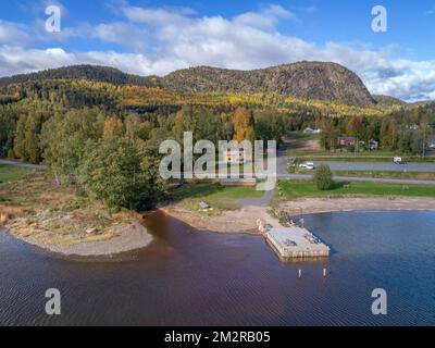 Blick auf die Berge und das Meer auf dem campingplatz skuleberget Caravan Camping in Hoga Kusten Schweden. Stockfoto