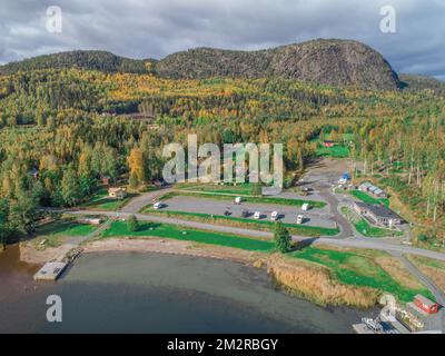 Blick auf die Berge und das Meer auf dem campingplatz skuleberget Caravan Camping in Hoga Kusten Schweden. Stockfoto