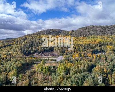 Blick auf die Berge und das Meer auf dem campingplatz skuleberget Caravan Camping in Hoga Kusten Schweden. Stockfoto