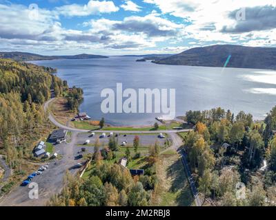 Blick auf die Berge und das Meer auf dem campingplatz skuleberget Caravan Camping in Hoga Kusten Schweden. Stockfoto