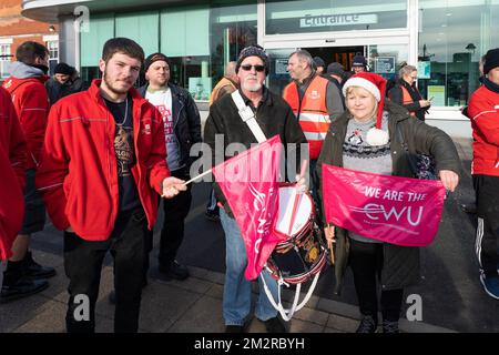 Basingstoke, Großbritannien. 14.. Dezember 2022. Königliche Postangestellte streikten am Bahnhof Basingstoke, nachdem sie aus dem Zustellungsbüro der Priestley Road Royal Mail Basingstoke marschiert waren. Teil der nationalen Streikaktion, die von der CWU (Communication Workers Union) gefordert wird, die versucht, eine Einigung mit der Royal Mail Group auszuhandeln. Kredit: Stephen Frost/Alamy Live News Stockfoto