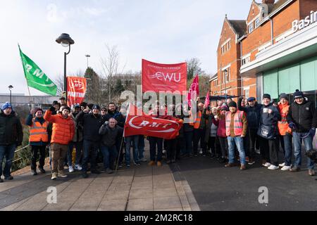 Basingstoke, Großbritannien. 14.. Dezember 2022. Königliche Postangestellte und Bahnangestellte im gemeinsamen Streik am Bahnhof Basingstoke. Teil der nationalen Streikaktion, die von der CWU (Communication Workers Union) für Postangestellte und auch vom RMT (National Union of Rail, Maritime and Transport Workers) für Eisenbahnarbeiter – Wachleute, Fahrer und Infrastrukturarbeiter – organisiert wird. Kredit: Stephen Frost/Alamy Live News Stockfoto