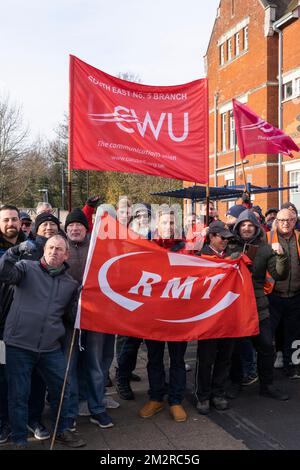 Basingstoke, Großbritannien. 14.. Dezember 2022. Königliche Postangestellte und Bahnangestellte im gemeinsamen Streik am Bahnhof Basingstoke. Teil der nationalen Streikaktion, die von der CWU (Communication Workers Union) für Postangestellte und auch vom RMT (National Union of Rail, Maritime and Transport Workers) für Eisenbahnarbeiter – Wachleute, Fahrer und Infrastrukturarbeiter – organisiert wird. Kredit: Stephen Frost/Alamy Live News Stockfoto