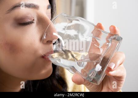Trinkwasser, Nahaufnahme von durstigen Frauen, die Wasser trinken. Glas halten, Austrocknung verhindern. Ideenfoto gesunder Lebensstil. Stockfoto