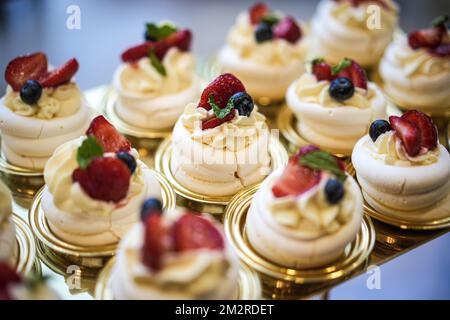 Köstlicher Hochzeitsempfang, Süßigkeitenbar, Desserttisch mit verschiedenen Süßigkeiten, Cupcakes, Obst und Kuchen. Stockfoto