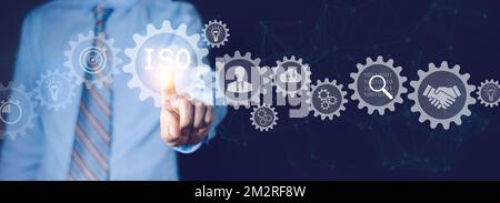 ISO-Zertifizierungsprozess und Qualitätsmanagement für Unternehmen und Unternehmen. Zertifiziert durch die International Standard Organization. QS, Standardisierung und Stockfoto