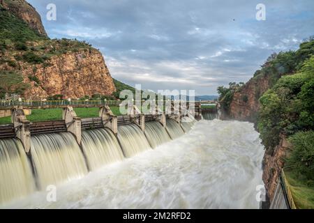 Johannesburg. 13.. Dezember 2022. Dieses Foto wurde am 13. Dezember 2022 aufgenommen und zeigt den Hartbeespoort Dam in der Nordwestprovinz Südafrikas. Kredit: Shiraaz Mohamed/Xinhua/Alamy Live News Stockfoto